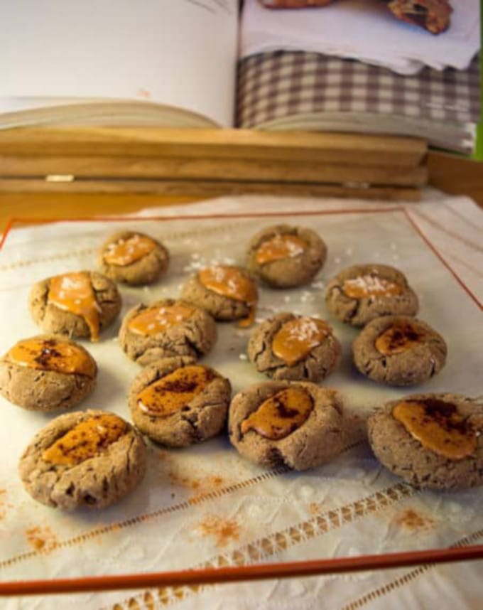 Gingerbread Thumbprint Cookies with Peanut Butter | mygutfeeling.eu #glutenfree #vegan