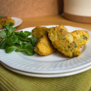 Estes bolinhos de atum e vegetais low FODMAP são uma alternativa mais fácil e saudável aos tradicionais bolinhos de bacalhau.