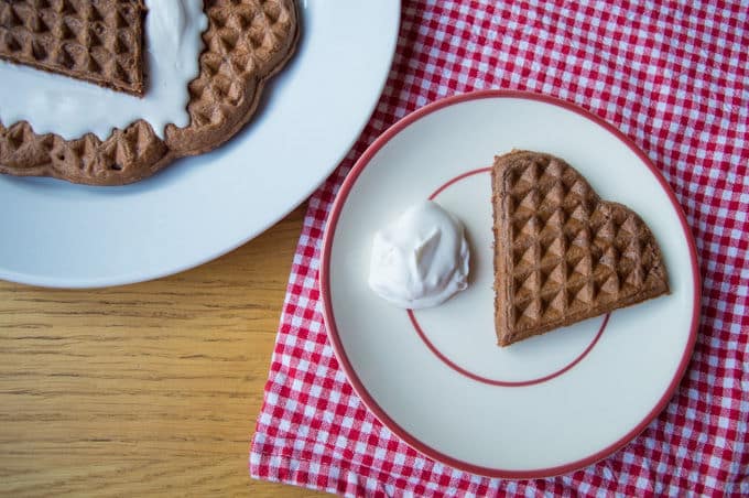Waffles de Aveia e Chocolate com Chantilly de Coco | mygutfeeling.eu/pt #lowfodmap #vegan #semgluten