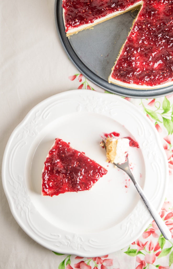 raspberry cheesecake and slice seen from above