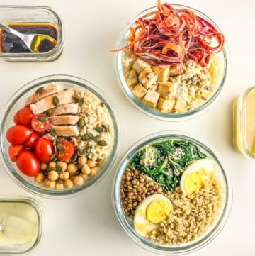 três bowls redontos com saladas e três recipientes rectangulares com molhos