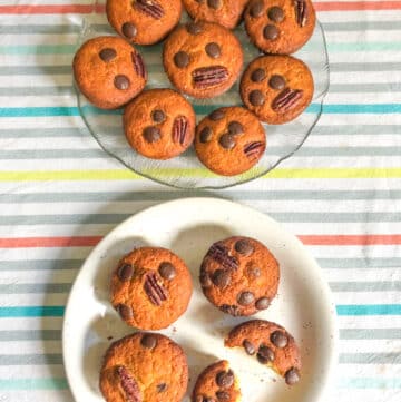 dois pratos com queques