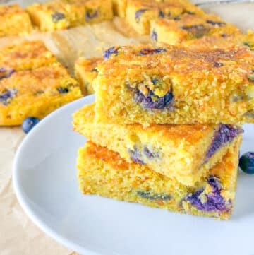 Três fatias de bolo empilhadas