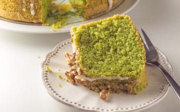 Fatia de bolo verde num prato