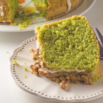 Fatia de bolo verde num prato