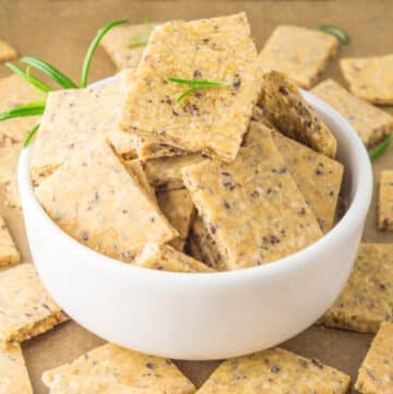 taça com crackers rodeada de crackers e folhas de alecrim