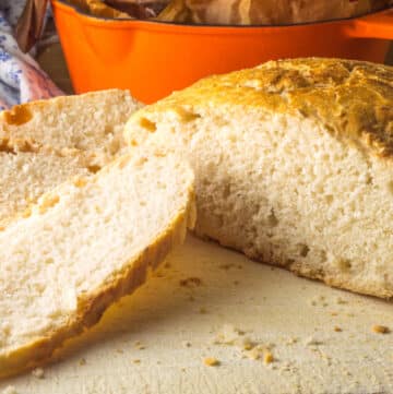 pão fatiado com tacho laranja no fundo