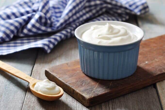 taça azul e colher com iogurte grego