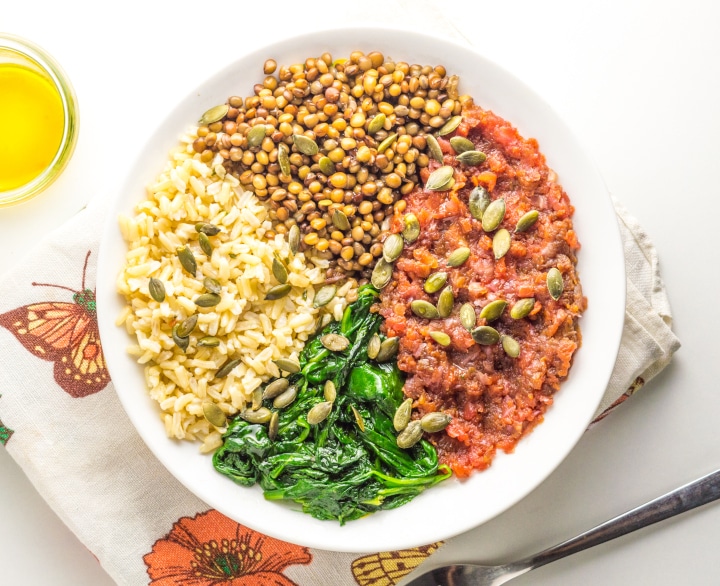 um bowl colorido com legumes, lentilhas e arroz integral