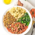 bowl de salada com cenoura, espinafres, arroz e lentilhas
