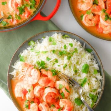 moqueca de camarão com arroz vista de cima