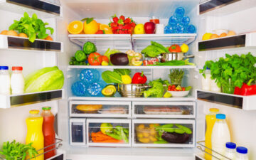 frigorífico cheio de alimentos que podem acumular FODMAP