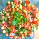 salada de pepino, tomate e grão low fodmap e vegan com folhas de manjericão