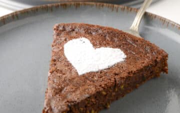 fatia de bolo de chocolate e curgete enfeitado com coração de açúcar em pó
